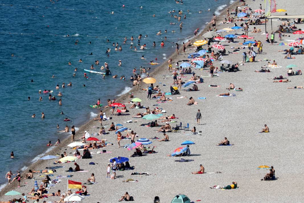 Antalya denize koştu: İşte plajlarda bayram yoğunluğu 1